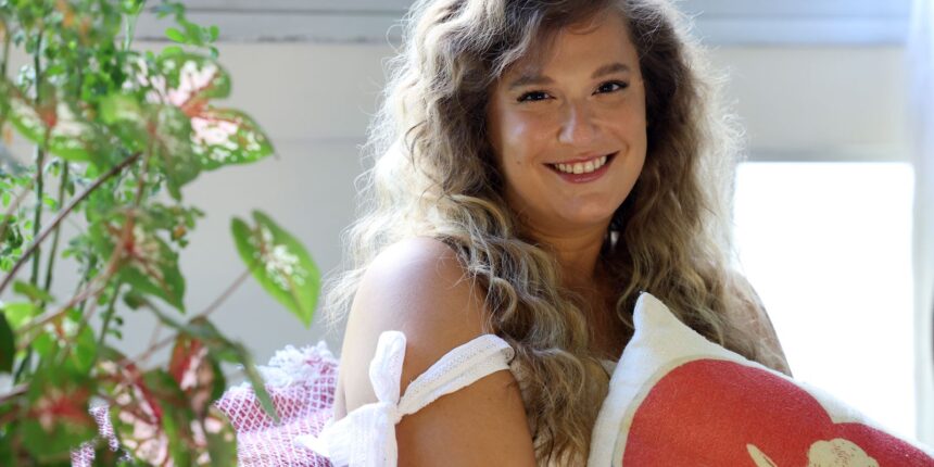 Cantora Alice Caymmi lança álbum em homenagem ao avô