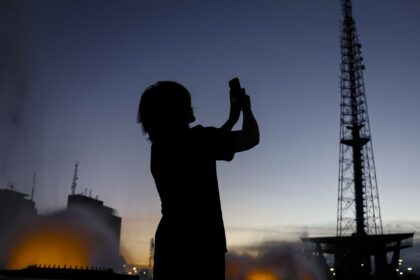 Artistas traduzem Brasília em telas, samba pisado, teatro e moda