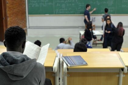 Professora: diante de IA e fakes, curso de jornalismo deve ser crítico