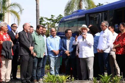 Lula pede que governador do RJ trabalhe para prender milicianos