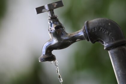 Égua cai em adutora e afeta abastecimento em 300 bairros de BH