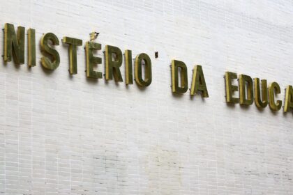 Formação de professores a distância mostra desempenho 53,1% inferior