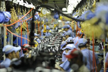 Parecer da 6x1 é adiado em meio à pressão para transição de 10 anos