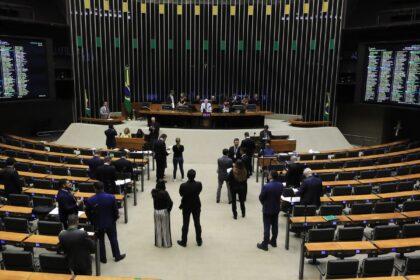 Minirreforma eleitoral limita e parcela multa a partidos políticos