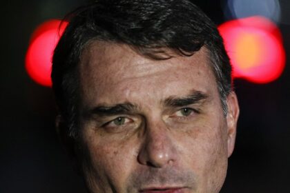 Flávio Bolsonaro admite cobrança a Vorcaro, mas nega crime