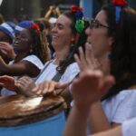 Cortejo de culturas tradicionais reúne três gerações da mesma família