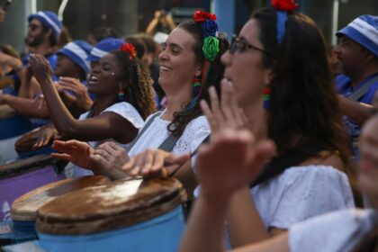 Cortejo de culturas tradicionais reúne três gerações da mesma família